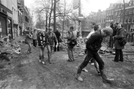 Agenten_in_burger_van_het_arrestatieteam_voeren_gearresteerde_betogers_af,_Bestanddeelnr_931-3117