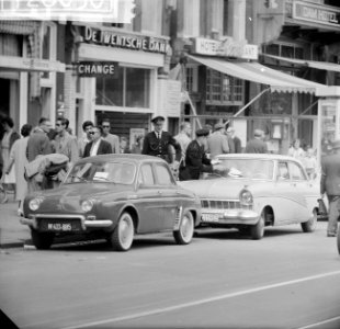 Agenten_bekeuren_autos,_Bestanddeelnr_912-8030