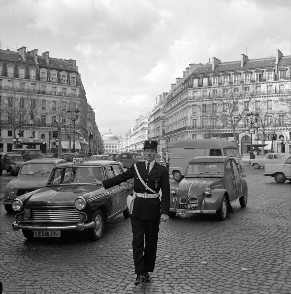 Agent_regelt_het_verkeer,_Bestanddeelnr_254-0639