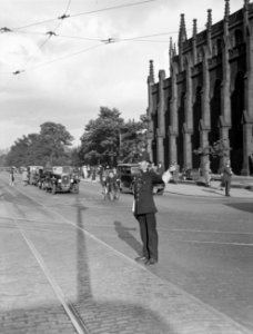 Agent_regelt_het_verkeer_op_Princess_Street,_Bestanddeelnr_190-1072
