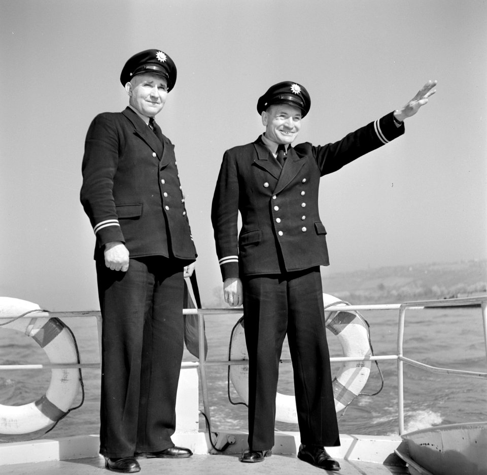 Agenten_van_de_wasserschutzpolizei_met_rechts_Willy_Steeger_op_hun_boot,_Bestanddeelnr_254-1517