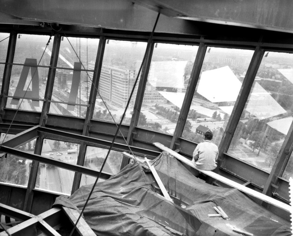 Afwerken_van_restaurant_in_de_Euromast_te_Rotterdam,_Bestanddeelnr_910-5310