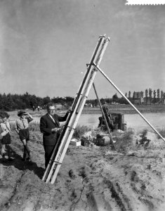 Afvuren_van_een_postraket_in_Etten_Leur_t.g.v._vliegherdenking,_Bestanddeelnr_910-4429