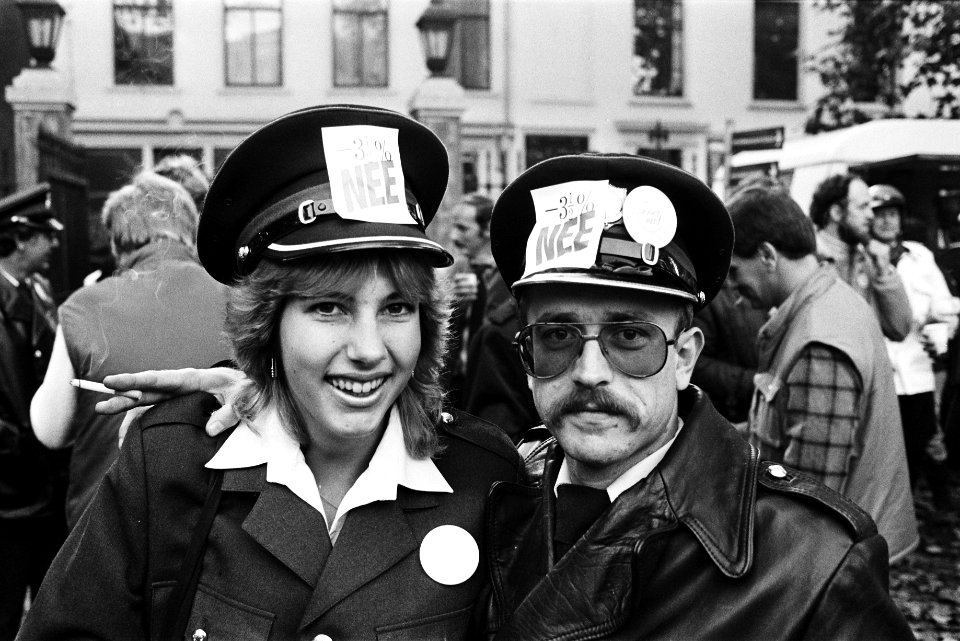 Agenten_met_protestbiljet_op_hun_pet,_Bestanddeelnr_932-7616