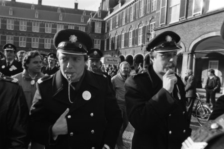 Agenten_in_uniform_op_het_Binnenhof_met_fluitjes,_Bestanddeelnr_932-7783