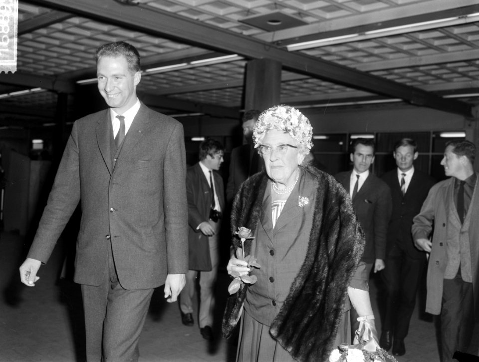 Agatha_Christie_in_Nederland_(detectiveschrijfster),_bij_aankomst_op_Schiphol_me,_Bestanddeelnr_916-8895