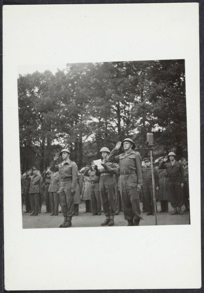 Afzwaaien_van_de_Binnenlandse_Strijdkrachten,_hier_in_Den_Bosch,_Bestanddeelnr_512_126