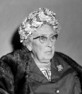 Agatha_Christie_in_Nederland_(detectiveschrijfster),_bij_aankomst_op_Schiphol_me,_Bestanddeelnr_916-8898_cropped
