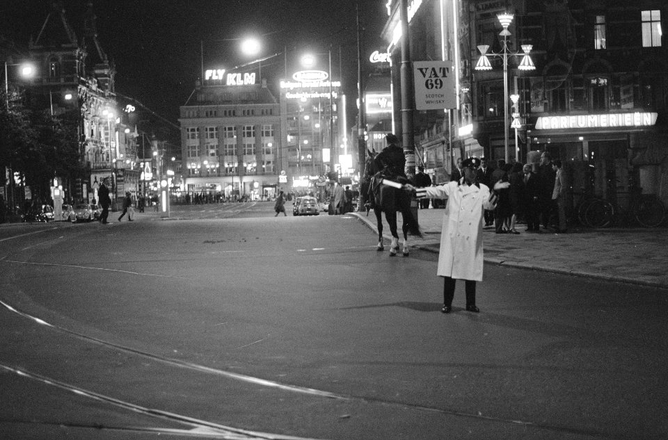 Afzetting_Leidseplein_door_politie_bij_avond,_Bestanddeelnr_919-4636
