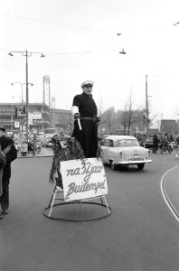 Agent_regelt_32_jaar_verkeer,_Bestanddeelnr_913-1660