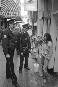 Agenten_van_nieuw_geopende_wijkpost_aan_NZ_Voorburgwal_Amsterdam_maken_praatje_m,_Bestanddeelnr_933-8129
