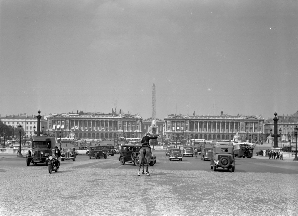 Agent_te_paard_op_de_Place_de_la_Concorde,_Bestanddeelnr_191-0403
