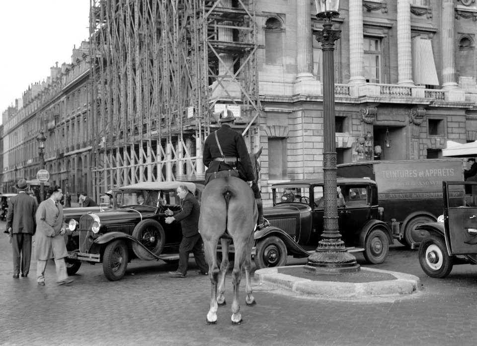 Agent_te_paard_bij_een_verkeersbotsing_op_de_Place_de_la_Concorde,_Bestanddeelnr_191-0368