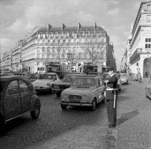 Agent_regelt_het_verkeer,_Bestanddeelnr_254-0638