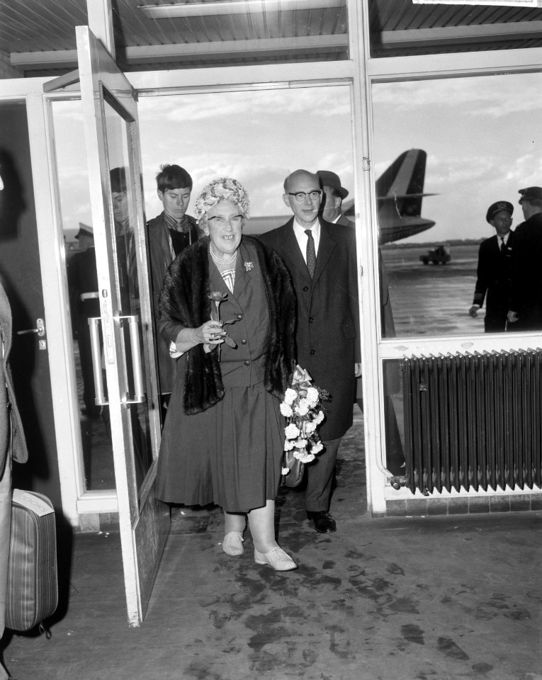 Agatha_Christie_in_Nederland_(detectiveschrijfster),_bij_aankomst_op_Schiphol_me,_Bestanddeelnr_916-8897