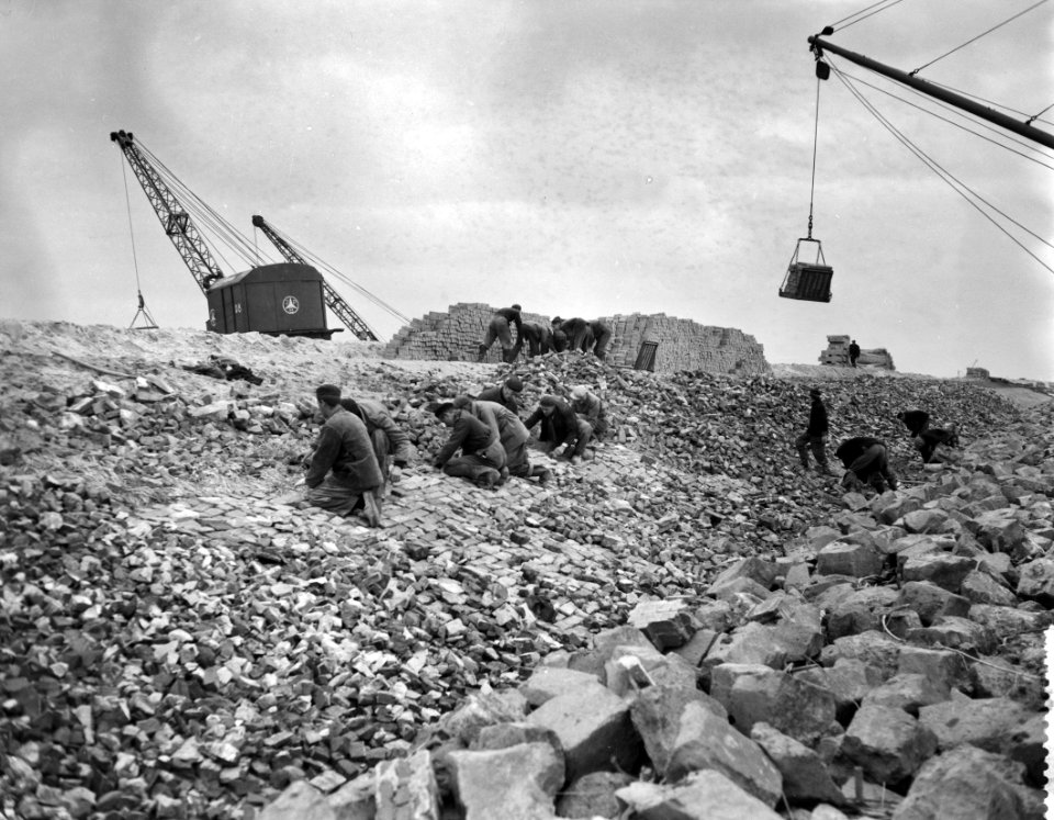 Afwerking_van_de_dijk_naar_Marken,_Bestanddeelnr_909-0517