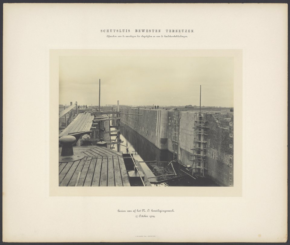 Afwerken_van_de_aanslagen_der_slagstijlen_en_van_de_hardsteenbekledingen,_gezien,_Bestanddeelnr_859
