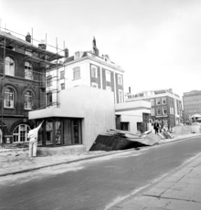 Afwerking_ingangen_metrostation_Weesperplein_in_Amsterdam,_Bestanddeelnr_929-2918