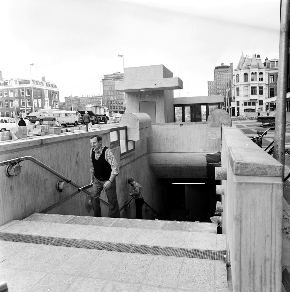 Afwerking_ingangen_metrostation_Weesperplein_in_Amsterdam,_Bestanddeelnr_929-2916