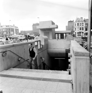 Afwerking_ingangen_metrostation_Weesperplein_in_Amsterdam,_Bestanddeelnr_929-2916