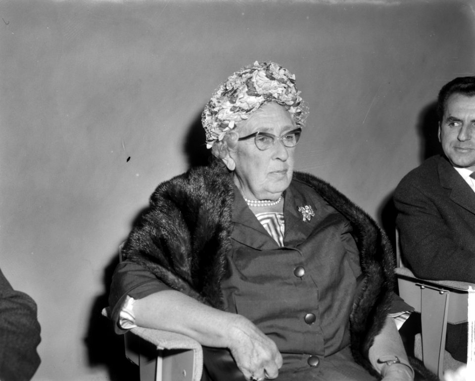 Agatha_Christie_in_Nederland_(detectiveschrijfster),_bij_aankomst_op_Schiphol_me,_Bestanddeelnr_916-8898