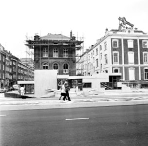 Afwerking_ingangen_metrostation_Weesperplein_in_Amsterdam_sierbestrating,_Bestanddeelnr_929-2920