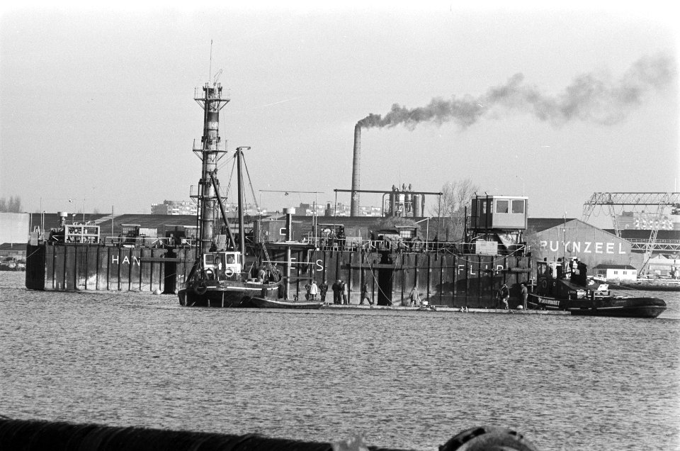 Afzinken_laatste_tunneldeel_van_de_Hemspoortunnel_in_Noordzeekanaal,_Bestanddeelnr_930-0059