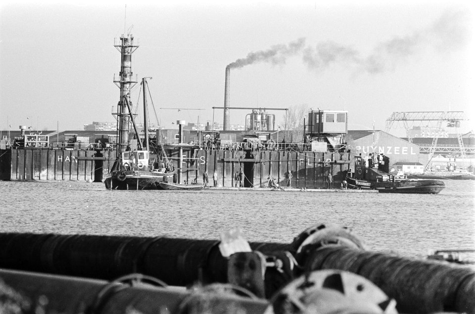 Afzinken_laatste_tunneldeel_van_de_Hemspoortunnel_in_Noordzeekanaal_de_zuidelij,_Bestanddeelnr_930-0061