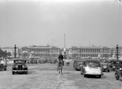 Agent_te_paard_op_de_Place_de_la_Concorde,_Bestanddeelnr_191-0402