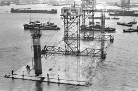 Afzinken_laatste_IJtunnel-element._Drijft_nog_in_het_IJ,_Bestanddeelnr_920-9768