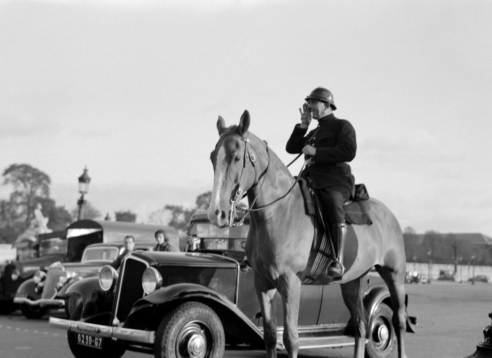 Agent_te_paard_op_de_Place_de_la_Concorde,_Bestanddeelnr_191-0366