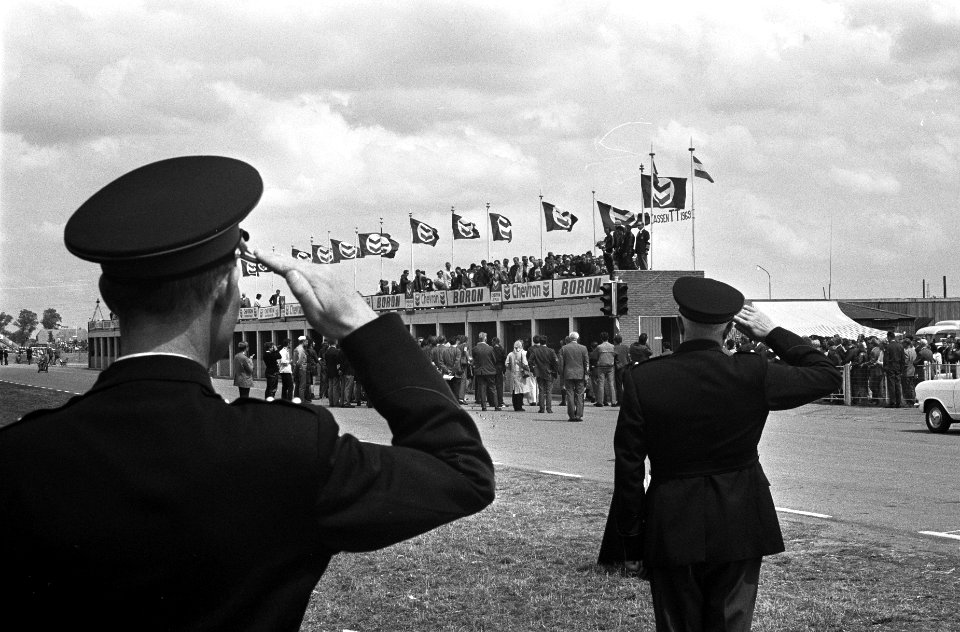 Agenten_salueren_tijdens_het_spelen_van_het_volkslied_bij_de_ceremonie_protocoll,_Bestanddeelnr_922-5826
