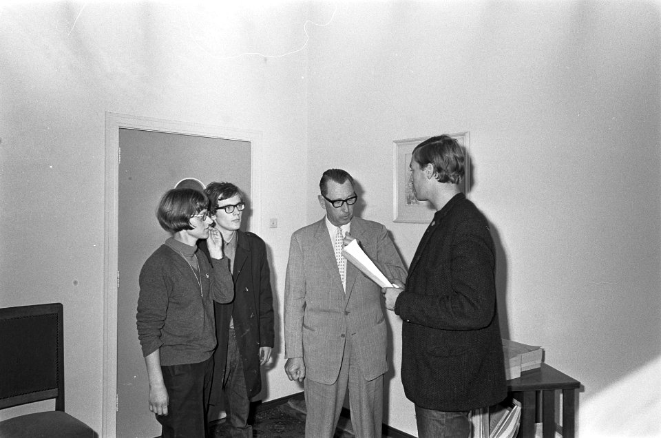 Afvaardiging_van_de_studenten_overhandigen_een_petitie_aan_de_kabinetchef_van_h…,_Bestanddeelnr_919-6102