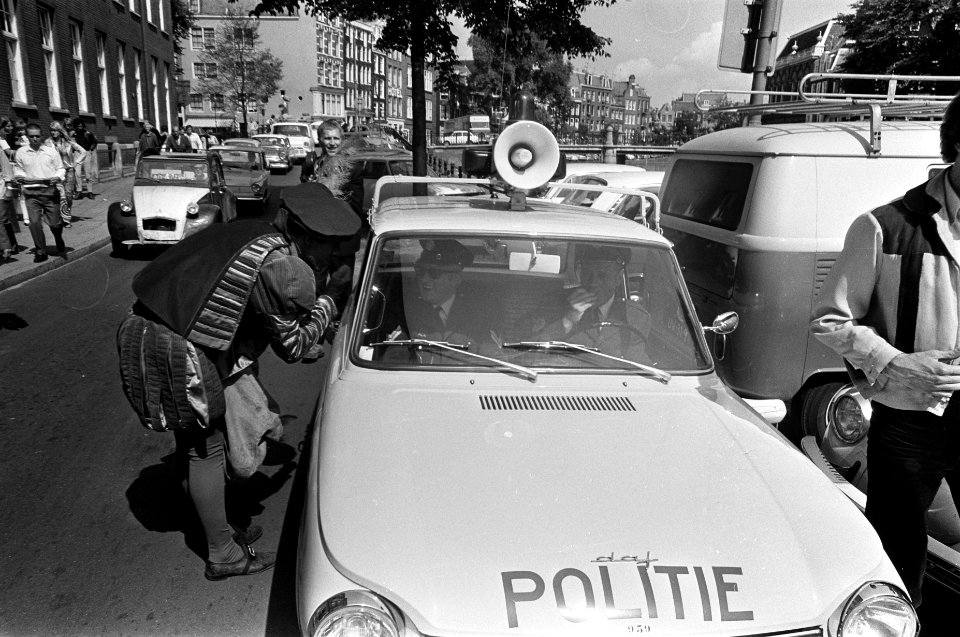 Agenten_krijgen_snoep_van_Zwarte_Piet,_Bestanddeelnr_922-5509