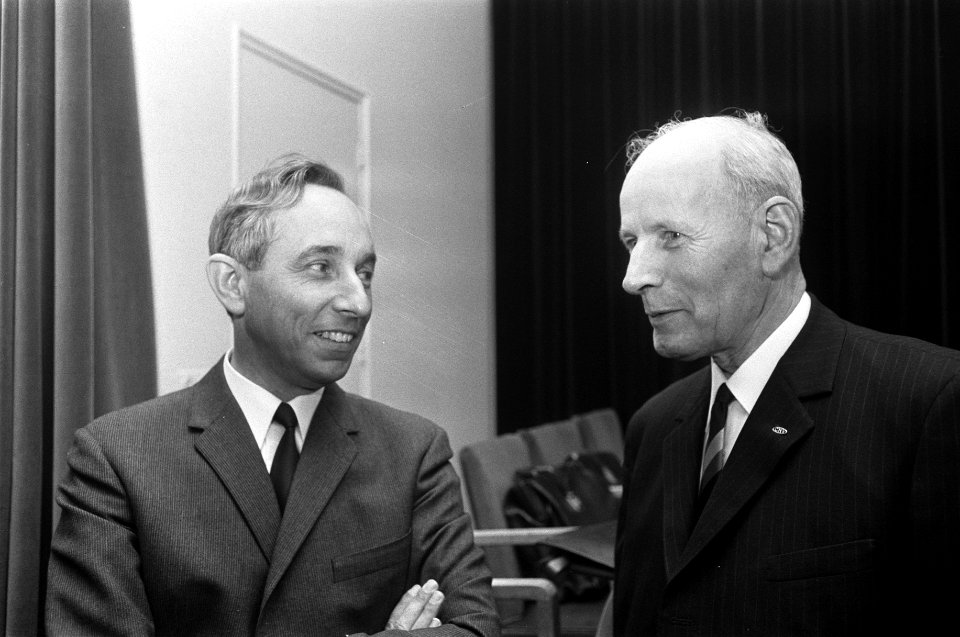 Aftreden_CNV-voorzit_J._Van_Eibergen_(r)_en_de_nieuwe_voorzitter_J._Lanser,_Bestanddeelnr_922-6113