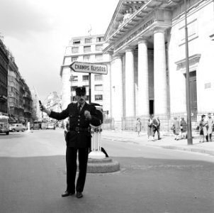 Agent_regelt_het_verkeer_in_de_Rue_du_Faubourg-Saint-Honoré_voor_de_kerk_van_St…,_Bestanddeelnr_254-0289