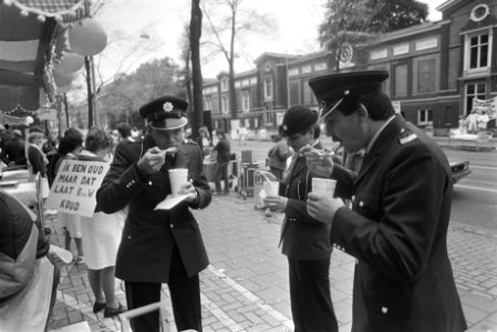 Agenten_eten_door_het_personeel_uitgedeelde_snert,_Bestanddeelnr_932-3700