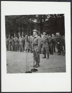 Afzwaaien_van_de_Binnenlandse_Strijdkrachten,_hier_in_Den_Bosch,_Bestanddeelnr_512_129