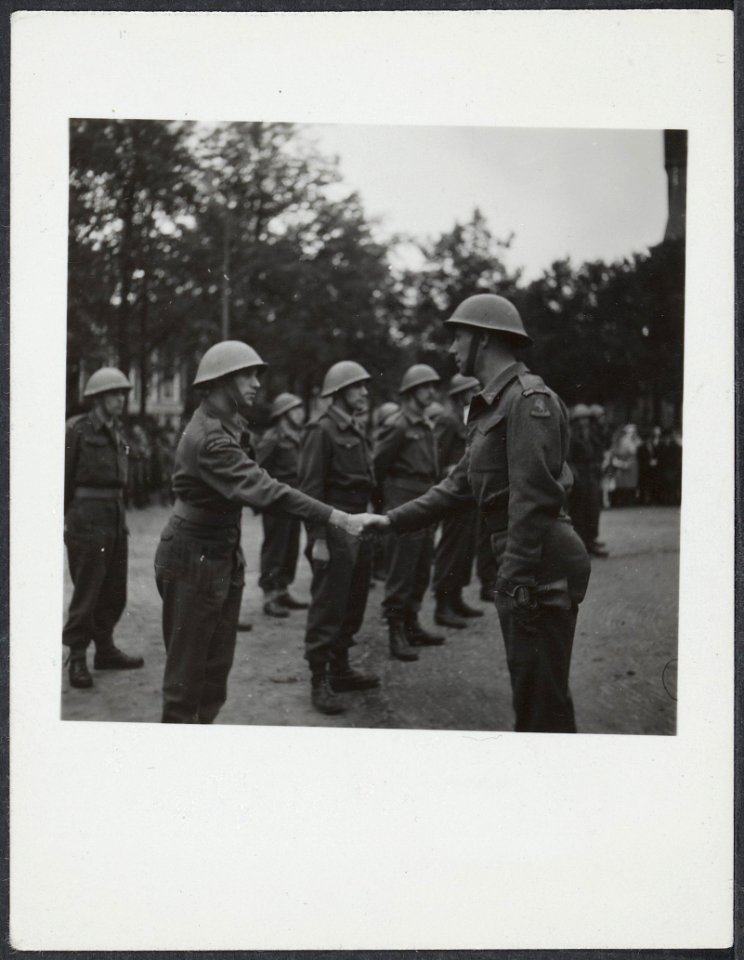 Afzwaaien_van_de_Binnenlandse_Strijdkrachten,_hier_in_Den_Bosch,_Bestanddeelnr_512_130