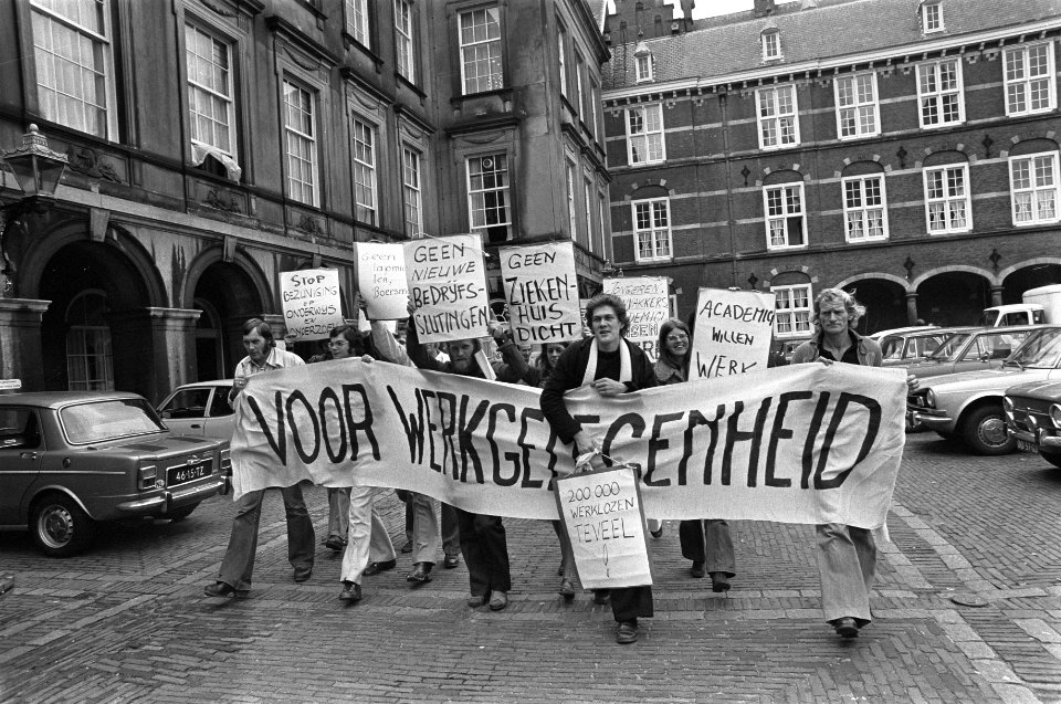 Afvaardiging_van_werklozen_spreken_met_fractieleden_uit_Tweede_Kamer_demonstre,_Bestanddeelnr_927-4497