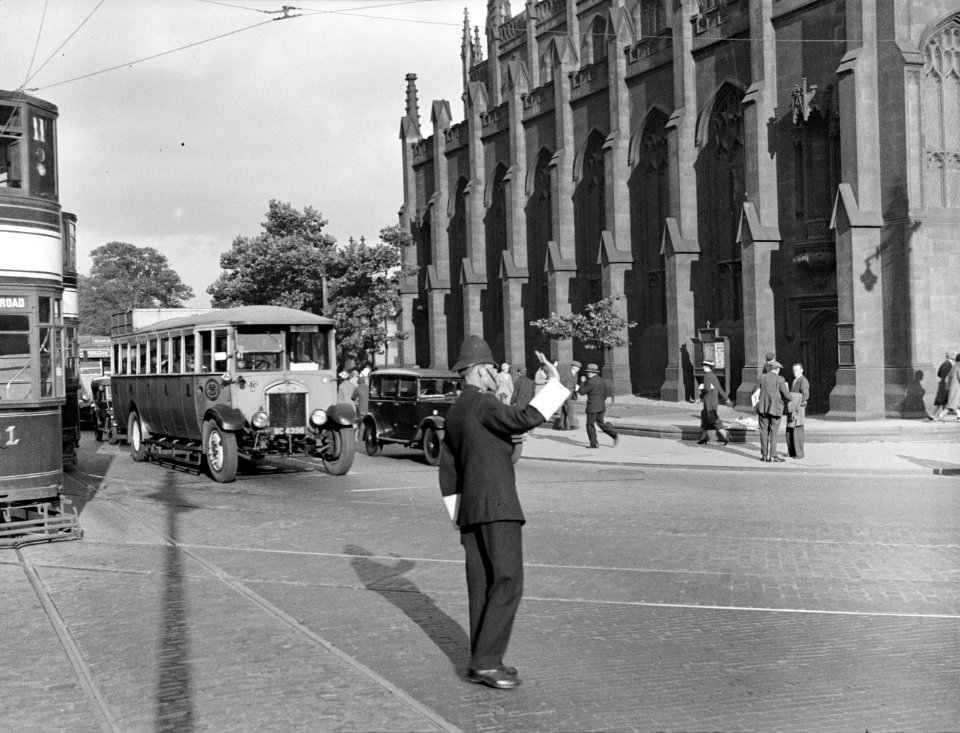 Agent_regelt_het_verkeer_op_Princess_Street,_Bestanddeelnr_190-1071