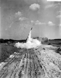 Afvuren_van_een_postraket_in_Etten_Leur_t.g.v._vliegherdenking,_Bestanddeelnr_910-4430