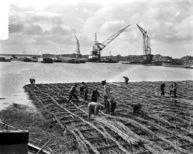 Afsluiting_Haringvliet_Vervaardiging_van_zinkstukken,_grootste_van_Nederland_in,_Bestanddeelnr_908-1124