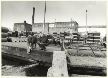 Afvoer_van_verontreinigd_koelwater_van_chemiebedrijf_Witco_in_het_Spaarne._NL-HlmNHA_54023561