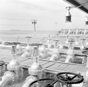 Afsluiters_in_de_Tap-Line_olie_terminal_nabij_Saida,_Bestanddeelnr_255-6293