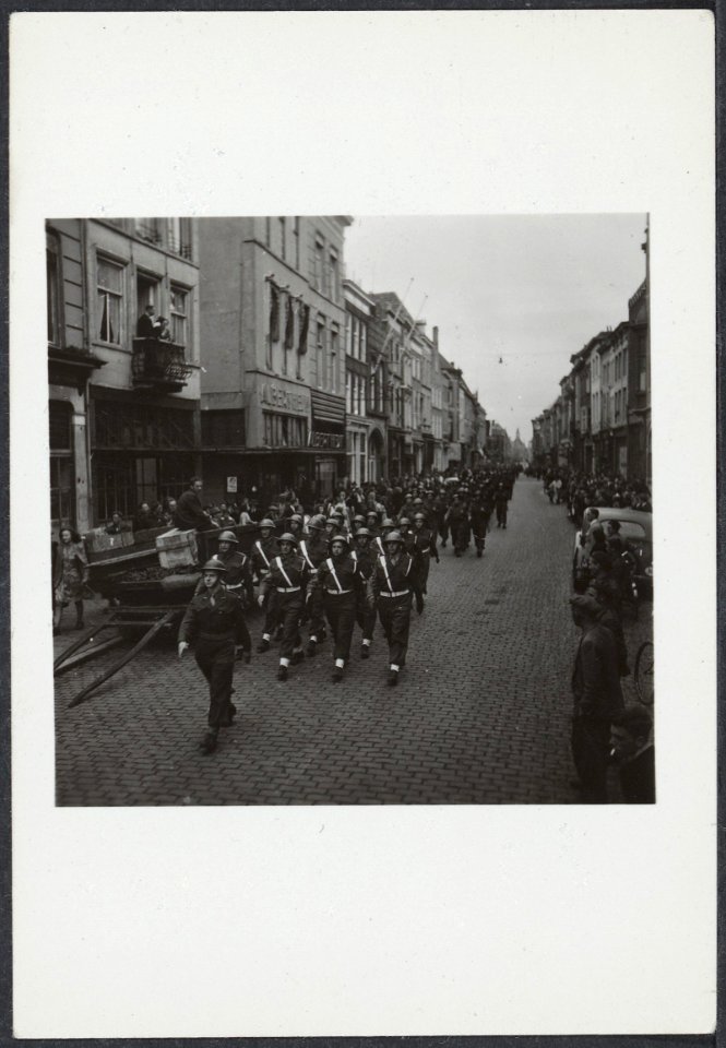 Afzwaaien_van_de_Binnenlandse_Strijdkrachten,_hier_in_Den_Bosch,_Bestanddeelnr_512_062