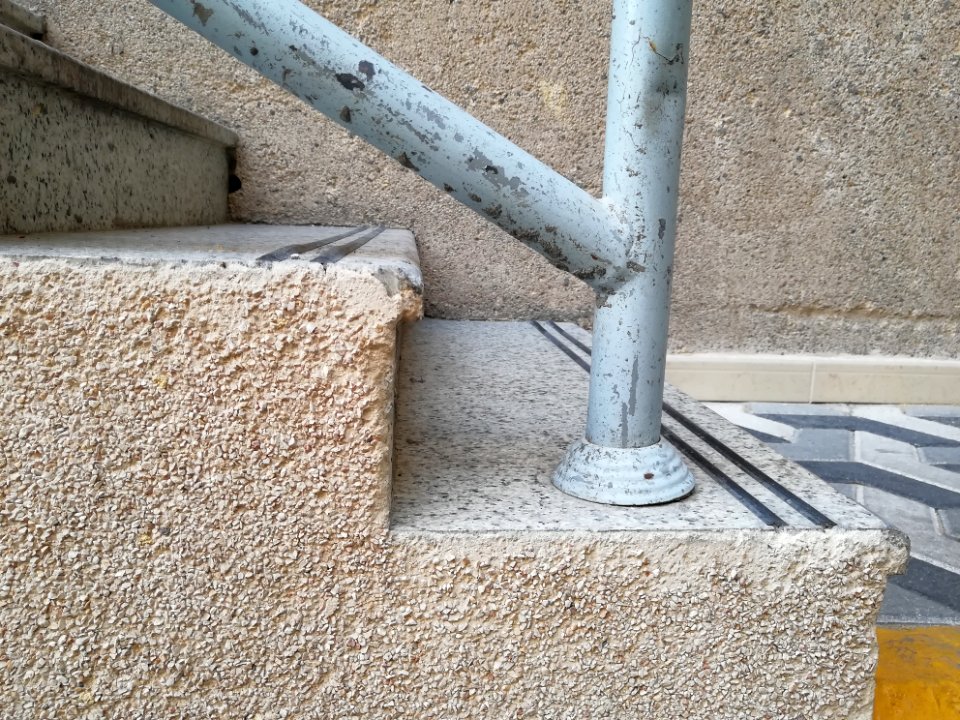 Age-friendly_stairs_with_2_anti-slip_rubber_lines