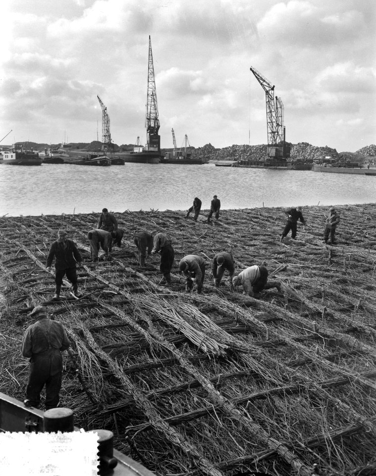 Afsluiting_Haringvliet_Vervaardiging_van_zinkstukken,_grootste_van_Nederland_in,_Bestanddeelnr_908-1120