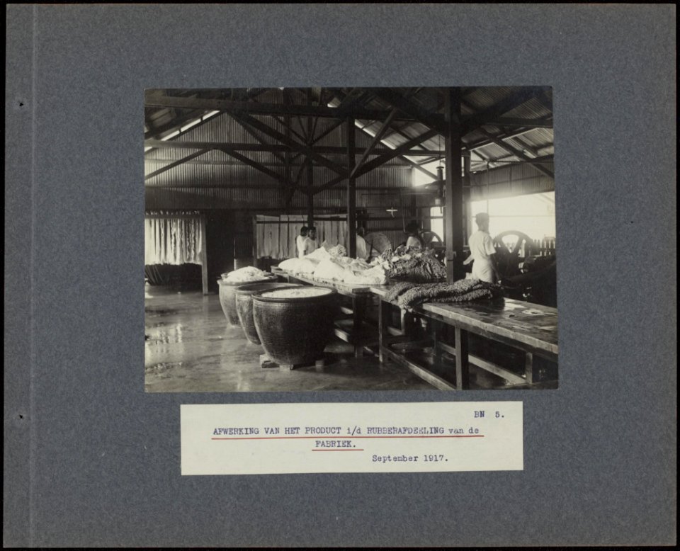 Afwerking_van_het_product_in_de_rubberafdeling_van_de_fabriek,_Bestanddeelnr_819_05
