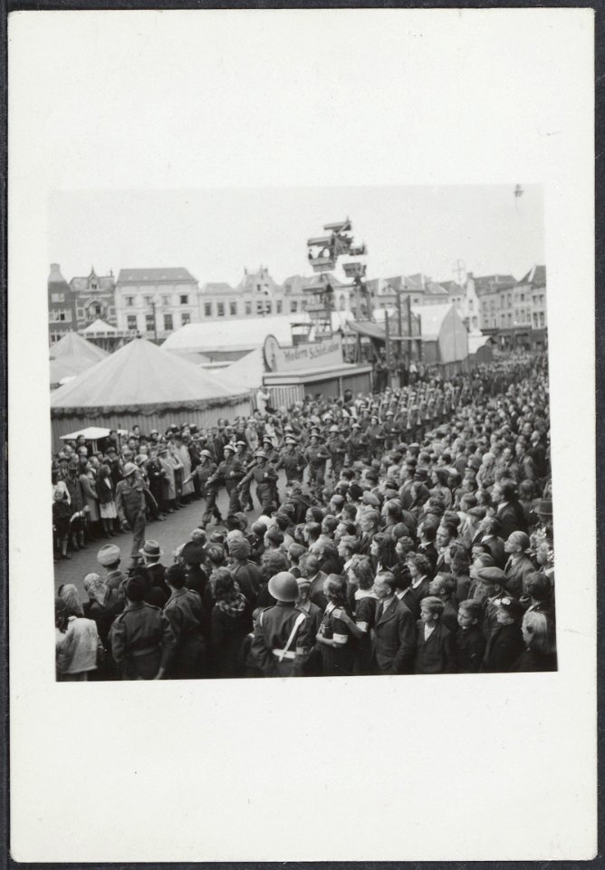 Afzwaaien_van_de_Binnenlandse_Strijdkrachten,_hier_in_Den_Bosch,_Bestanddeelnr_512_060